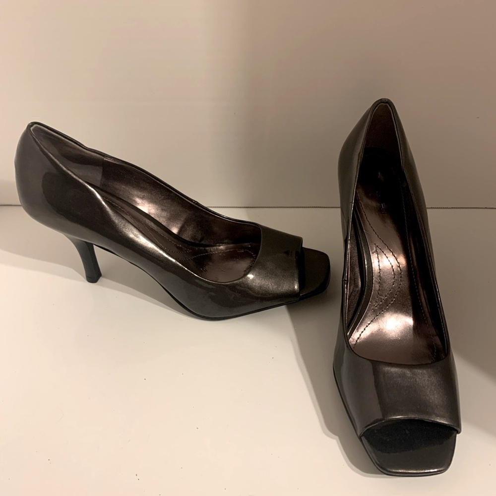 Tahari Silver Metallic Peep Toe Stiletto Platform Heels Size 9.5